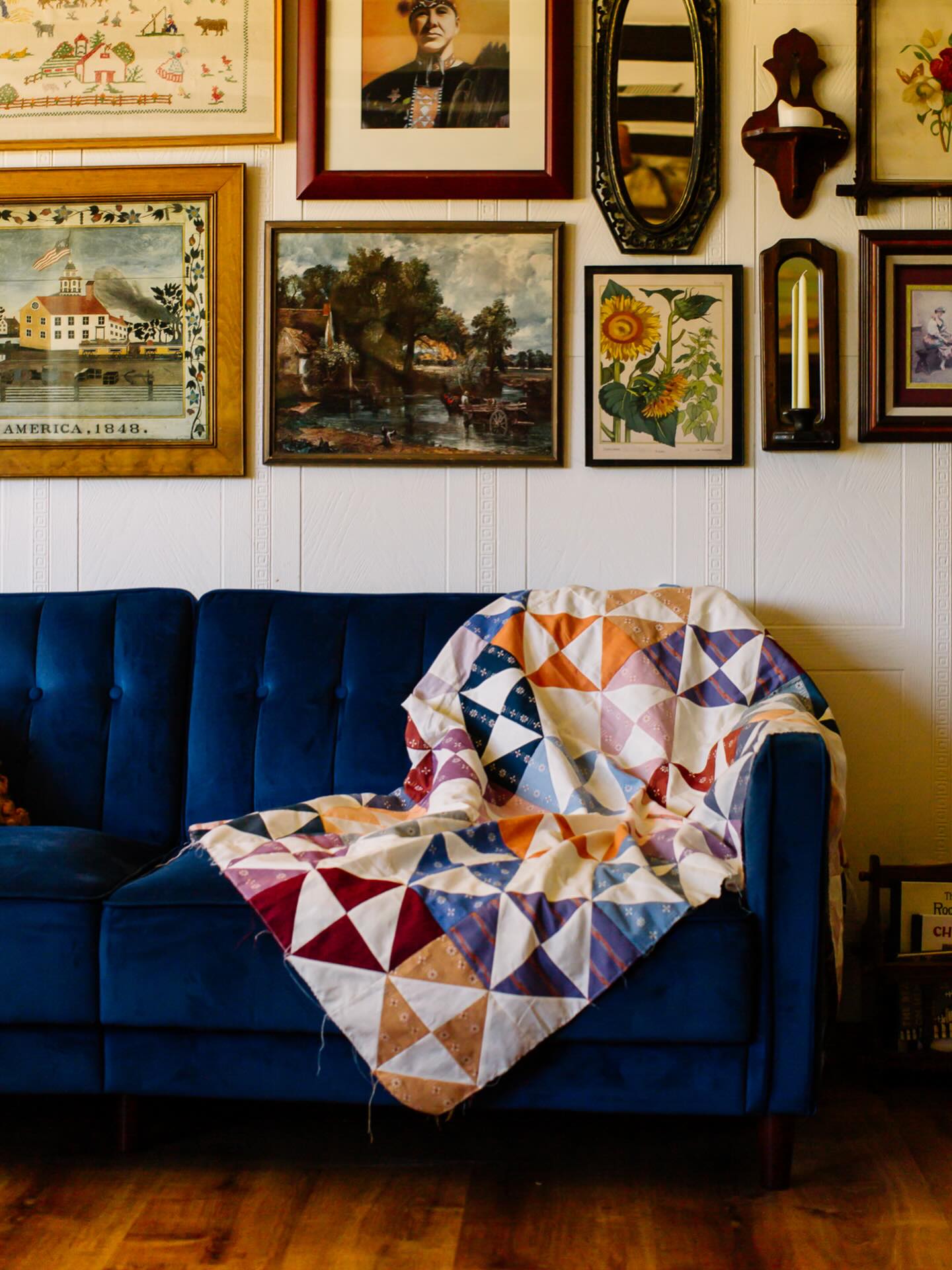 Just want to be transported to this couch with a good book and cup of tea right about now. 🌧️
-
Quilt pattern: Ramona by @penelopehandmade.

Fabrics used: colors from Sprout, Queen of Hearts, Forest Forage Daisies, and Track Stripe Iris.

Piecing Artiste: @quilts_of_summer.
-
#fableismsupplyco #fableismfabric